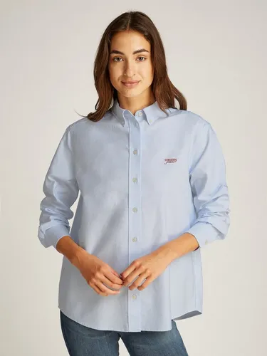 Tommy Jeans Hemdbluse TJW RLX SCRIPT OXFORD SHIRT - Hemdbluse aus 100% Baumwolle in Sweet Blue mit lässigem relaxed fit und stylischen Logo-Stickereien, ideal für einen entspannten Casual-Look.