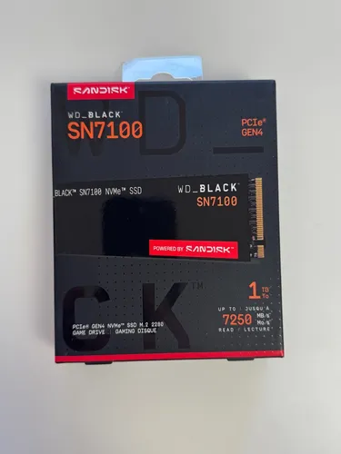 WD_BLACK SN7100 NVMe SSD 1 TB - High-Performance Gaming-Speicher - Festplatte mit ultraschnellen Geschwindigkeiten von bis zu 7.250 MB/s für verzögerungsfreies Gameplay und 1 TB Speicherplatz für umfangreiche Spielebibliotheken.