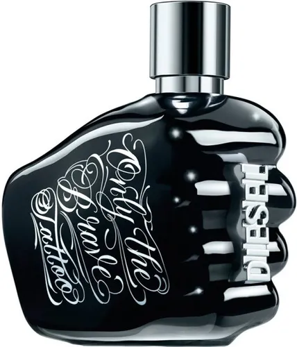 Diesel Only The Brave Tattoo Eau de Toilette 125ml - Herrenduft mit maskulinen Noten von Apfel, Pfeffer und Tabak. Der einzigartige Flakon in Form einer geballten Faust symbolisiert Stärke und Selbstvertrauen – ideal für den modernen Mann.