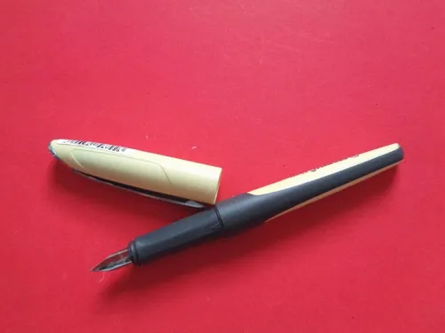STABILO Füller Flow MODERN OFFICE - Pastellgelb, ergonomisches Design mit hochwertiger Edelstahlfeder und löschbarer Tinte