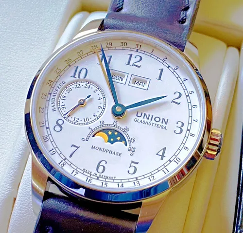 UNION GLASHÜTTE 1893 Johannes Dürrstein Edit. Moonphase Ref. D007.458.16.017.00 - Herren Armbanduhr mit 12-Stunden-Zifferblatt und Moonphase, wasserdicht bis 100 m, edles Edelstahlgehäuse und schwarzes Lederarmband für sportlich-eleganten Stil.