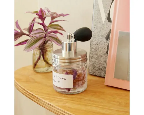 Kikkerland Spielzeug-Gartenset Make Your Own Perfume - Kreieren Sie Ihre eigenen natürlichen Düfte mit diesem kreativen Set von Koens & Middelkoop. Ideal für Blumenliebhaber und kleine Parfümeure. Material: PP, EVA, Vinyl, Aluminium, Glas, Edelstahl. Maße: Durchm. 7,5 x 13,5 cm.