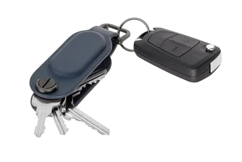 TROIKA Schlüssel Tracker mit Apple® Find My Funktion – Key Organizer in Blau - Entdecke den TROIKA Schlüssel Organizer mit Apple Find My Funktion. Nie wieder Schlüssel suchen! Platz für bis zu 4 Schlüssel, edles Design aus Kunstleder und Metall, ideal für deine Organisation unterwegs.