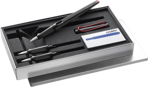 Lamy Schreibset joy AL 015 Calligraphy - Füllfederhalter Set für Kalligrafie, enthält 3 austauschbare Federn für kreative Schriftarten und wird in einem eleganten Metalletui geliefert. Ideal für Handlettering und Geschenke.