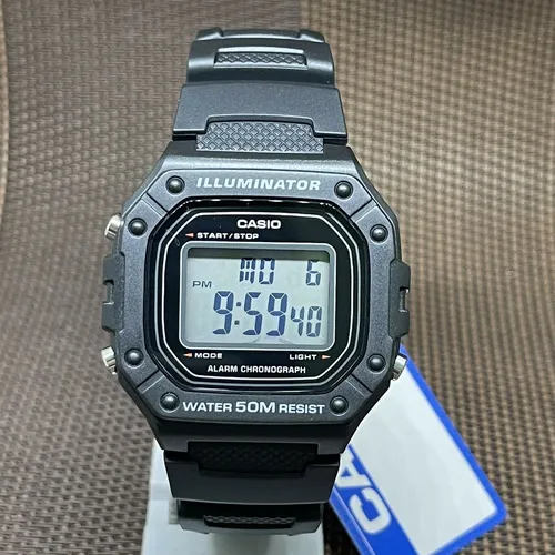 Casio SPORT COLLECTION Herrenuhr Schwarz (Ø 43 mm) - Digitale Herrenuhr mit wasserdichter Funktion (WR50), ideal für Sport und Freizeit. Praktische Features wie Timer, Alarm und Hintergrundbeleuchtung machen sie zum perfekten Begleiter.