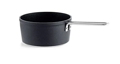 Fissler Stielkasserolle Adamant 2L, Schwarz - Kratzfeste Stielkasserolle aus recyceltem Aluminium, backofengeeignet bis 230°C. Ideal für alle Herdarten mit energieeffizientem Cookstar® Boden für optimale Wärmeverteilung.
