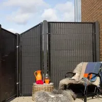 Zaun Hauptelement PLUS Trend 115 x 140 cm schwarz - Wartungsfreier Sichtschutz aus synthetischem Rattan, 115x140 cm. Mit rustikaler Handwebstruktur sorgt er für eine charmante Atmosphäre auf Ihrer Terrasse. Leicht zu reinigen mit Seifenlauge.