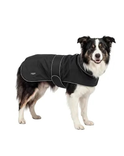 Larkson Hundemantel Jonte - Schwarzer Regenmantel für Kleine & Mittelgroße Hunde - Hält deinen Hund bei jedem Wetter trocken: Der Jonte Hundemantel mit 10.000 mm Wassersäule ist ideal für Spaziergänge. Mit reflektierenden Elementen für mehr Sicherheit und aus recyceltem Polyester für nachhaltigen Einsatz.