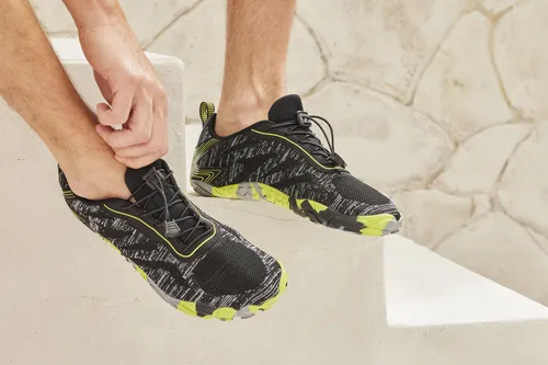 Sneaker JOHN DEVIN "Freizeitschuh" für Herren, Gr. 43, schwarz-gelb - Sportlicher Slip-on-Sneaker von JOHN DEVIN, vegan und mit elastischen Bändern für schnelles Reinschlüpfen. Ideal für komfortable Freizeitlooks.