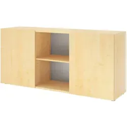 Hammerbacher-Sideboard 2OH mit Schiebetüren - Büroschrank mit eleganten Schiebetüren aus Ahorn, ideal für modernen Stauraum in Büros. Praktisch mit höhenverstellbaren Sockelgleitern für optimale Anpassung.