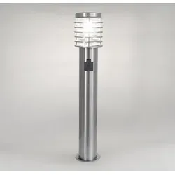 Edelstahl Außenstandleuchte mit Steckdose 252D-800-SD-SN - Moderne Außenleuchte aus V2A-Edelstahl mit integrierter 230V Steckdose für praktische Nutzung im Garten. IP44 Schutz für Langlebigkeit und elegantes Design.