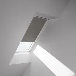 VELUX Verdunkelungsrollo Uni Grau 0705 für Dachfenster - Energieeffizientes Verdunkelungsrollo von VELUX in Grau, passend für verschiedene Dachfenster. Ideal für einen ruhigen Schlaf und optimalen Lichtschutz.