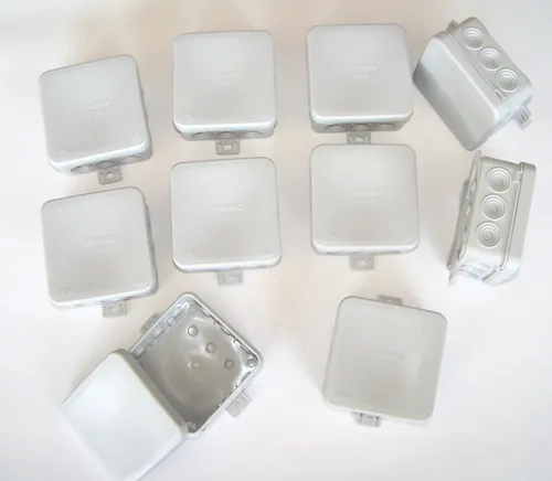 Kopp Aufputz Abzweigdose IP54 Feuchtraum Set 75x75x40 mm (10 Stück) - Robuste Aufputz-Abzweigdose für Feuchträume, winddicht und montagefreundlich. Ideal für sichere Kabelverbindungen, mit außenliegenden Befestigungslaschen für einfache Installation.