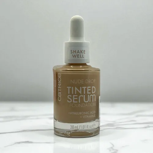 Catrice Nude Drop Tinted Serum Foundation Nr. 030C - Mattierende Foundation für natürliche Looks - Innovative Serum-Foundation mit Hyaluronsäure und Vitamin E. Bietet 24h Feuchtigkeit, ist vegan und ideal für sensible Haut. Perfekt für einen matten, natürlichen Teint.