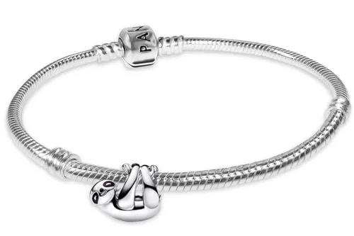 PANDORA Damen-Silberarmband Hängendes Faultier Geschenkset mit Charm 68305-18 18 cm - Elegantes Starter-Set mit 3 mm starkem Armband und einem charmanten Faultier-Bead aus 925 Silber. Patentiertes Gewinde für einfache Charms-Befestigung und sichere Platzierung. Hochwertige Verpackung für stilvolle Geschenke.