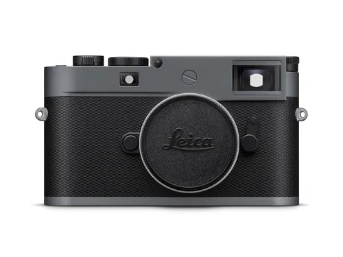 Leica M11-P, Metall Grau lackiert - Die Leica M11-P in edlem Grau vereint klassische Fotografie mit digitaler Präzision. Genießen Sie hervorragende Bildqualität und innovative Metadaten-Speicherung für professionelle Ansprüche.