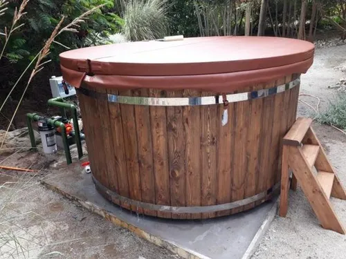 Badefass Wellnesspool Holzbottich Whirlpool für 6 Personen - Runder Whirlpool aus Holz mit 1600 L Fassungsvermögen. Ideal für entspannende Momente im Freien. Maße: Ø 1,5 m, Höhe 1,1 m. Genießen Sie die gemütliche Atmosphäre und die hochwertige Verarbeitung.