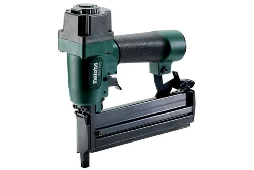 Metabo Druckluft-Klammergerät/-Nagler DKNG 40/50 - Tacker für präzises Klammern und Nageln, maximaler Betriebsdruck von 5-7 bar für optimale Leistung in Werkstatt und Bau.
