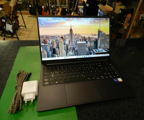 Samsung Galaxy Book3 15,6 Zoll - Intel Core i7-1355U, 16GB RAM, 512GB SSD, Windows 11 - Laptops - Leistungsstarker 15,6 Zoll Laptop mit Intel Core i7, 16GB RAM und 512GB SSD für schnelles Multitasking und eine Akkulaufzeit von bis zu 13 Stunden.