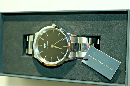DANIEL WELLINGTON Iconic Link DW00100342 Silver Black - Elegante Armbanduhr für Unisex Erwachsene, mit 12-Stunden-Zifferblatt und robustem Stahlgehäuse. Perfekt für jeden Anlass und stilvoll kombinierbar.