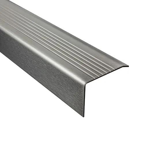 Edelstahl Treppenkantenprofil 2,5m gebürstet - Hochwertiges V2A Edelstahlprofil für Treppen, ideal zum Kantenschutz und zur optischen Aufwertung von Fliesenübergängen. Langlebig und pflegeleicht, perfekt für Wohn- und Arbeitsbereiche.