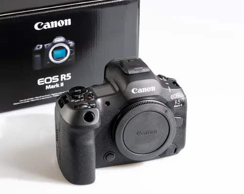 Canon EOS R5 II Gehäuse - Hochleistungs-Systemkamera für kreative Fotografen und Filmemacher, ideal für beeindruckende Bilder und Videos