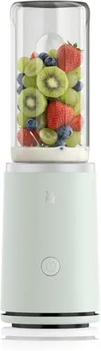 WMF Mix & Go Touch Smoothie Maker, frosty green - Der WMF Mix & Go Touch Smoothie Maker überzeugt mit einfacher Einhandbedienung und recyceltem Gehäuse. Perfekt für cremige Smoothies unterwegs – die auslaufsichere Trinkflasche macht's möglich.