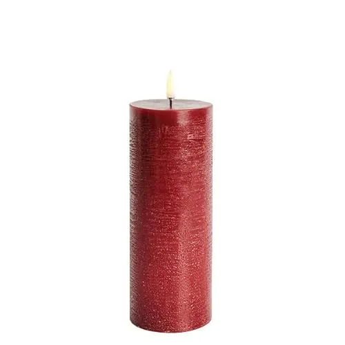 Uyuni LED Stumpenkerze 7,8x20cm Carmine Red - Genießen Sie die Atmosphäre einer echten Kerze ohne Rauch und Ruß. Die Uyuni LED Kerze mit Wachsoberfläche und 3D-Flamme sorgt für ein warmes Licht und ist ideal für jede Gelegenheit.