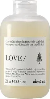 Davines Essential Haircare Love Curl Shampoo 250 ml - Shampoo für lockiges Haar, das Volumen verleiht und Frizz kontrolliert. Mit speziellen Inhaltsstoffen für geschmeidige Locken. Ideal für die tägliche Pflege und sanfte Reinigung.