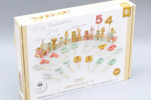 Bieco Geburtstagszug Holz - Berry Look für 0-99 Jahre - Party & Dekoration: Hochwertiger Holz Geburtstagszug im modernen Berry Design, perfekt für Kindergeburtstage und ein echter Blickfang auf jedem Tisch.
