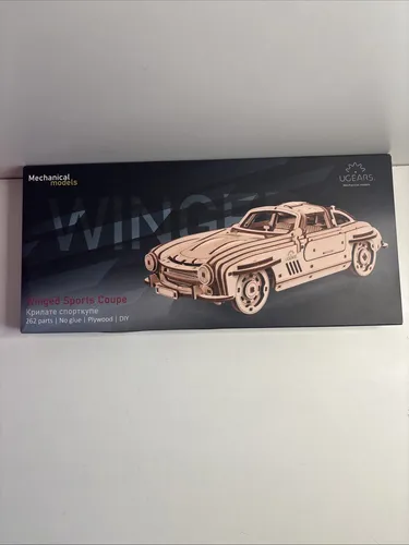Ugears Winged Sports Coupe 3D Puzzle - 3D Holzpuzzle Auto im Maßstab 1:24 mit funktionierenden Flügeltüren und Dual-Antriebssystem für ein einzigartiges Bauerlebnis. Perfekt für Modellbau-Enthusiasten und als Geschenk!