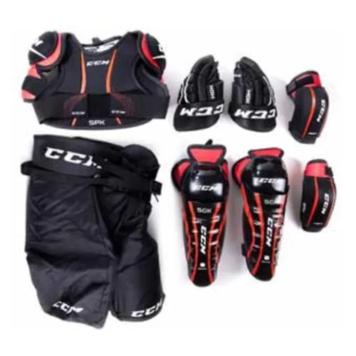 CCM Starterkit für Jugendliche Schwarz L - Umfassendes Eishockey-Set für Einsteiger, inklusive Schutzkleidung für optimalen Schutz und Bewegungsfreiheit, ideal für junge Athleten.