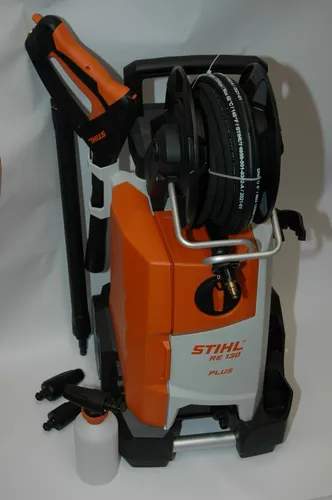 Stihl RE 130 PLUS Hochdruckreiniger - Hochdruckreiniger mit 135 bar Druck, Aluminium-Pumpenkopf und komfortablem Softgriff für einfaches Arbeiten. Ideal für effektive Reinigungsarbeiten im Garten und rund ums Haus.