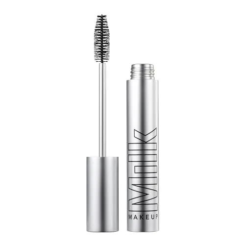 Milch Makeup Eco KUSH Wimperntusche - Volumengebende Mascara mit flexiblem Halt - Erzielen Sie beeindruckende Wimpern mit der veganen KUSH Mascara. Die Formel sorgt für vollere Wimpern und ist frei von schädlichen Inhaltsstoffen, ideal für jeden Tag.