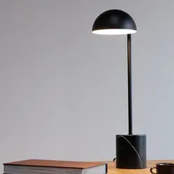 Dyberg Larsen Tischleuchte Marble Schwarz - Elegante Tischleuchte mit Marmorsockel und drehbarem Metallschirm für gezielte Lichtlenkung. Ideal für jedes Zimmer, verleiht minimalistischen und industriellen Stil.