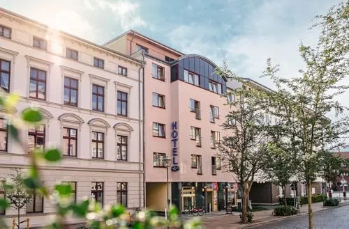 Jochen Schweizer Erlebnisgutschein Kurzurlaub Stralsund für 2 - Genießt 2 Nächte im 3* Hotel am Jungfernstieg in Stralsund, inklusive Willkommensdrink und handgemachten Pralinen. Erkundet die Altstadt und die Ostsee und lasst euch von der maritimen Atmosphäre inspirieren!