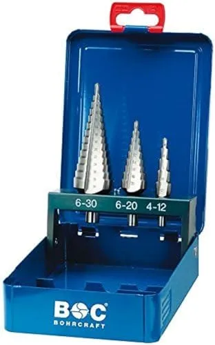 Bohrcraft Stufenbohrer Set HSS-G in Metallkassette STB3 - 3-teiliges Stufenbohrer Set aus Hochleistungs-Schnellarbeitsstahl, ideal für präzise Bohrungen in Stahlblechen und Kunststoffen. Mit Laserskalierung für einfache Handhabung und exakte Ergebnisse.