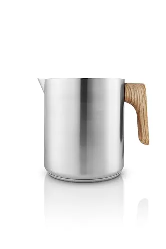 Eva Solo Wasserkessel Nordic Kitchen Induktion - Wasserkessel aus matt gebürstetem Edelstahl mit Eichenholzgriff, induktionsgeeignet und tropffrei. Perfekt für skandinavische Küchen mit eleganter Funktionalität.