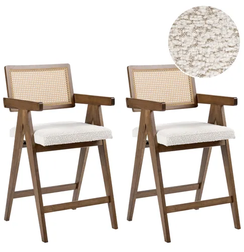 BELIANI Barstuhl 2er Set Dunkelbraun & Hellbeige mit Bouclé Sitzfläche - Stilvolles Barstuhl-Set im Retro-Design. Die komfortable Bouclé-Sitzfläche und das stabile Gummibaumholz-Gestell machen diese Stühle ideal für Küche und Esszimmer. Mit ihrem einzigartigen Look setzen sie charmante Akzente in jedem Raum.