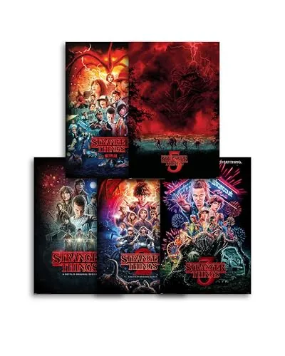 Pyramid International Stranger Things Poster-Set (5 Motive) – Plakate Staffeln 1–5 – je 61 × 91,5 cm – Retro-Look für Nerd-Wall, Gaming-Room & Home-Cinema