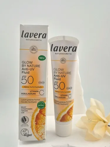 Lavera Glow By Nature Anti-UV-Fluid LSF 50 leicht getönt 40 ml - Damen Sonnencreme mit mineralischem Lichtschutzfaktor 50, ideal für alle Hauttypen. Mineralölfrei und parfümfrei – für sanfte Pflege ohne Duftstoffe.
