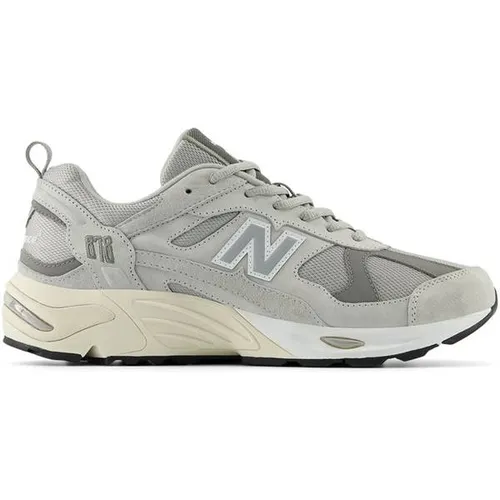 New Balance Sneaker 878 in Grau, Größe 39 1/2 - Stylische New Balance Sneaker 878 in Grau, bequem und perfekt für den Alltag. Jetzt in Damengrößen erhältlich und versandkostenfrei auf Spartoo.de bestellen!