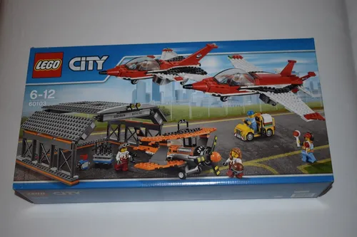 LEGO City 60103 Große Flugschau - LEGO Set aus der CITY Themenwelt, ideal für Flugzeugliebhaber und kreative Bauprojekte, mit 540 mm Länge und 282 mm Breite – perfekt für Kinder von 6-12 Jahren.