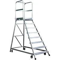 Iller Podestleiter mit gefederten Lenkrollen – Aluminium 7 Stufen - Fahrbare Podestleiter mit Aluminium-Stufen und geräumiger Plattform für sicheres Arbeiten. Ideal für vielseitige Einsätze, mit trittsicheren Stufen und gefederten Lenkrollen für optimale Mobilität.