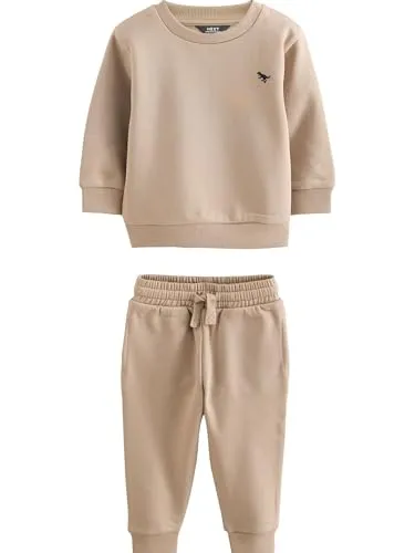 NEXT Jungen Logo Jogginghose und Sweatshirt Set Stein 116-122 - Praktisches 2-teiliges Set mit Pullover und Jogginghose, ideal für aktive Kinder. Bequem und stylisch für den Alltag.