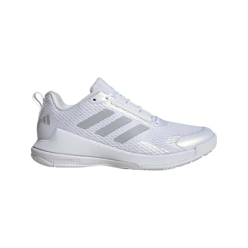 ADIDAS PERFORMANCE NOVAFLIGHT 2 INDOOR Hallenschuh, Gr. 38,5, weiß - Fußballschuhe für Hallensport, mit abriebfester Non Marking Gummiaußensohle für optimalen Grip und Unterstützung bei Handball und Volleyball. Hergestellt aus mindestens 20 % recycelten Materialien.