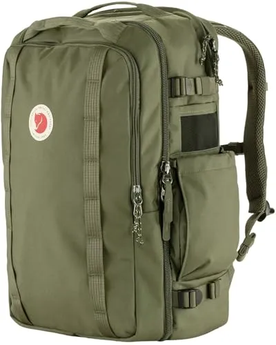 Fjällräven Färden Carry-on Pack green (620) ONESIZE - Fjällräven Rucksack, ideal für Reisen mit 40L Volumen, erfüllt Handgepäckbestimmungen und bietet ein gepolstertes Laptopfach für Geräte bis 40 x 31 x 5 cm.