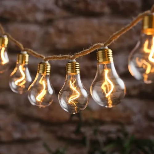 Lights4fun LED-Lichterkette 10er auf Naturseil mit Timer - Schaffe eine gemütliche Atmosphäre mit dieser rustikalen Lichterkette. 10 transparente LED-Filament-Birnen leuchten warmweiß, sind batteriebetrieben und ideal für Innen- und Außenbereiche. Flexibel platzierbar mit praktischem Timer.