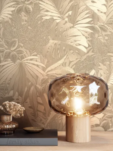 Newroom Vliestapete Gold Tropisch Glänzend - Dschungeltapete für stilvolle Räume - Moderne Vliestapete mit glänzendem Dschungelmotiv in Gold, ideal für Wohnzimmer, Schlafzimmer und Küche. Wasser- und dampfbeständig, leicht abziehbar und scheuerbeständig.