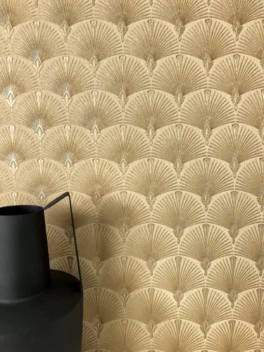 Newroom Vliestapete Elwin Gold - Modern Fächer Design - Tapeten mit glänzendem Fächer- und Ornamentmotiv, ideal für Schlafzimmer, Wohnzimmer und Küche. Wasser- und dampfbeständig, perfekt für Feuchträume und leicht abziehbar.